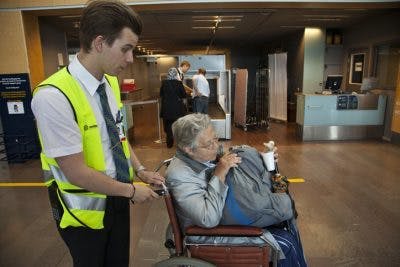  patient victime d'un AVC recevant une assistance spéciale à l'aéroport
