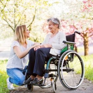 Cuidadora con sobreviviente de accidente cerebrovascular de ganglios basales