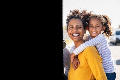 Familienfoto, bei dem die Hälfte des Fotos fehlt, um Homonyme Hemianopsie zu demonstrieren