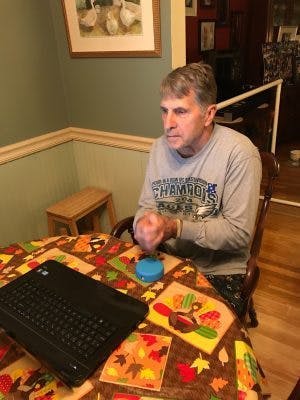  patient hémiplégique utilisant l'appareil de thérapie à domicile FitMi pour récupérer à la maison