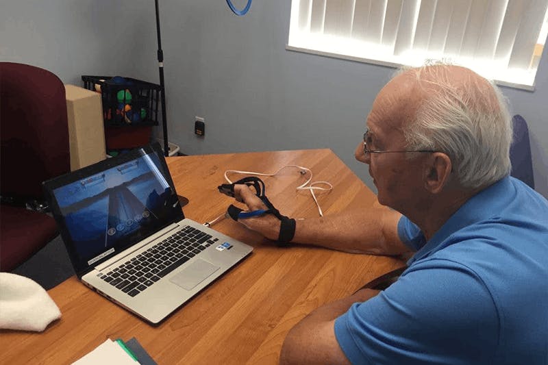 Mann mit MusicGlove Handtherapie
