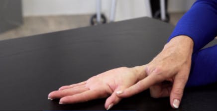 ejercicio con la palma hacia abajo para la mano hemipléjica después de acv