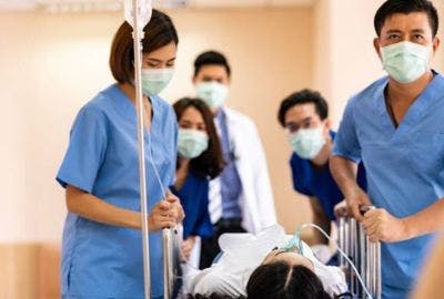 67 / 5,000 Translation results ein halbes Dutzend Ärzte bringen einen Schlaganfallpatienten in die Notaufnahme 