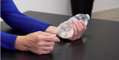 mano rodando sobre la mesa