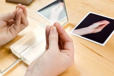 Un patient ayant subi un AVC utilise la thérapie de miroir pour surmonter la paralysie de l'AVC