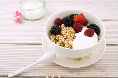 Un bol des flacons d’avoine, du fruit et du yaourt, recommandé par l’Association américaine du cœur et qui sert à prévoir les AVC.    
